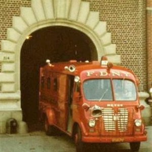 FDNY Sq_4 Metro Pie Wagon.jpg