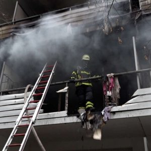 33431409-die-hitze-in-der-brandwohnung-brachte-das-balkongelaender-zum-schmelzen-2ADdBOUewZfe.jpg